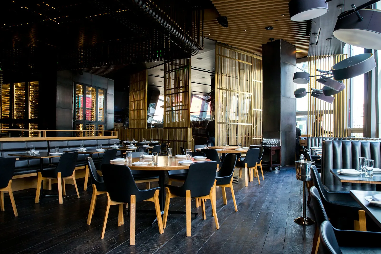 Restaurant-Gastraum als Sinnbild für Personalmangel