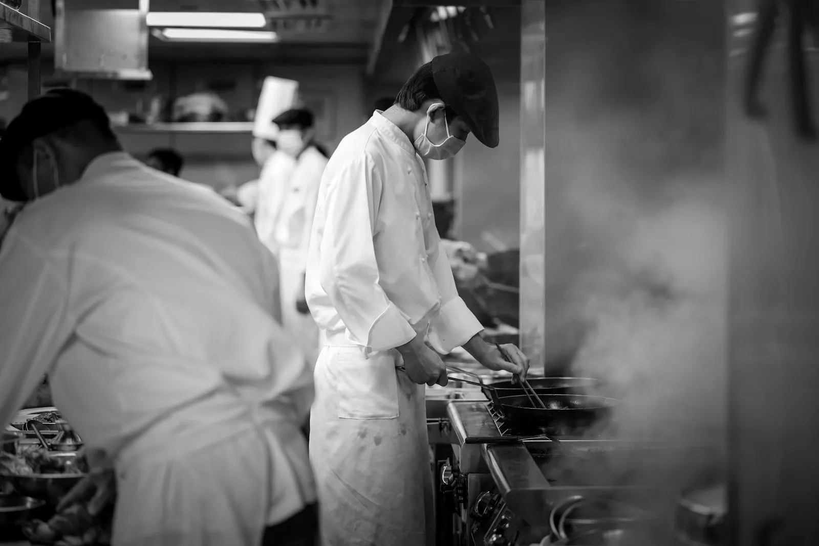 Küchenchef mit seiner Brigade in der Küche